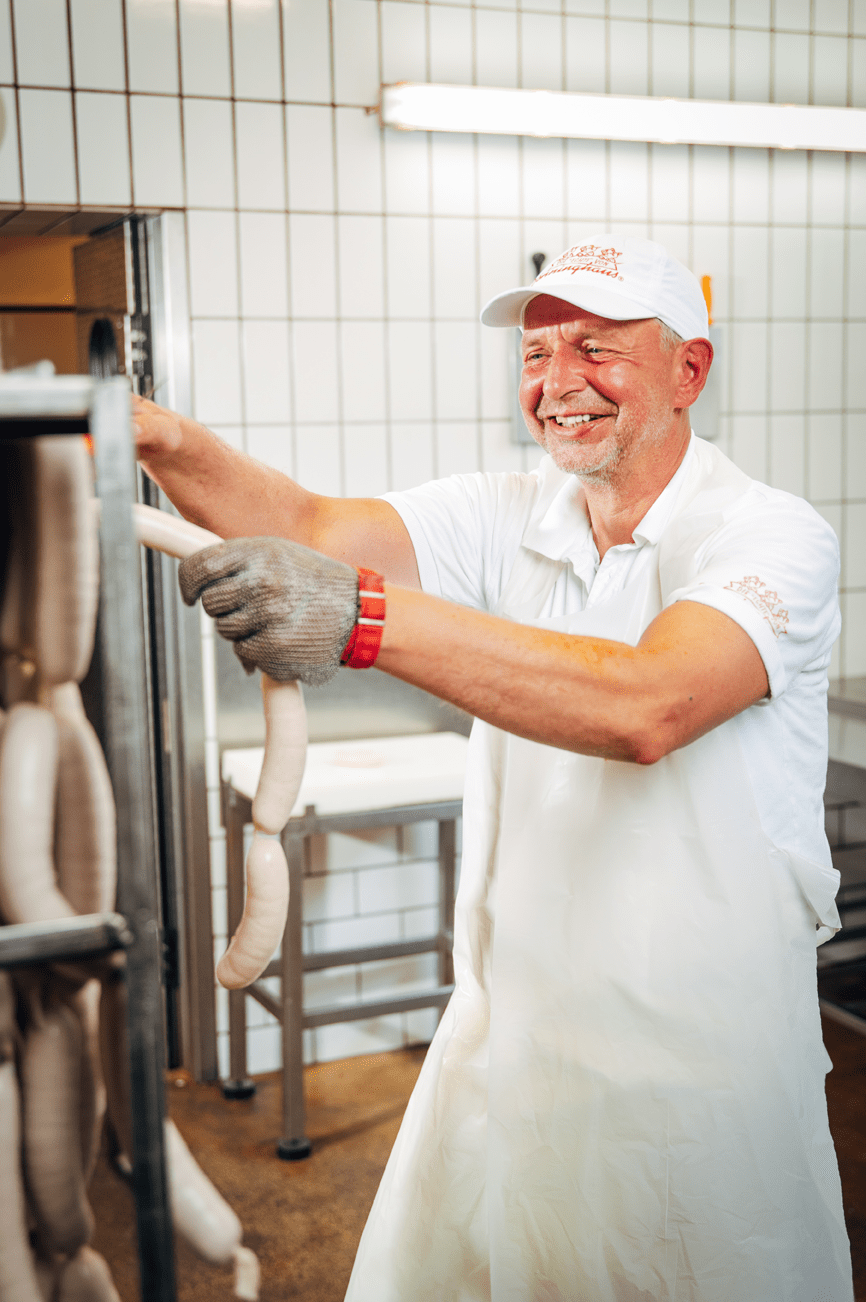 doenninghaus_currywurst_produktion Fleischermeister bei Dönninghaus